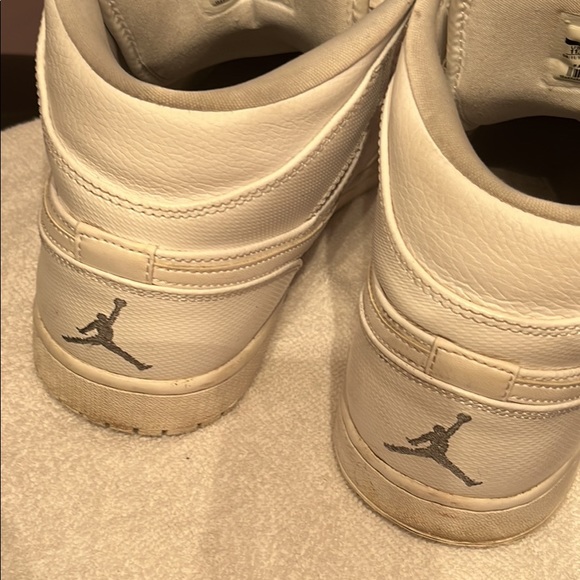 Lightly used, Jordan 1’s size 11.5- great condition and I Can send more photos - Picture 5 of 10